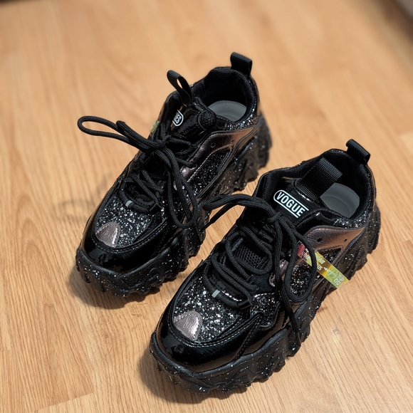 Vogue Black Sneakers with Chunky Sole and Sporty Design - Picture 1 of 3